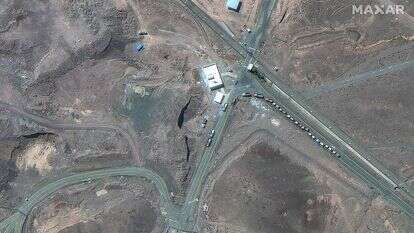 צילום לווין של משאיות בסמוך לפורדו, שלטענת האיראנים פיזרו את האורניום | AFP