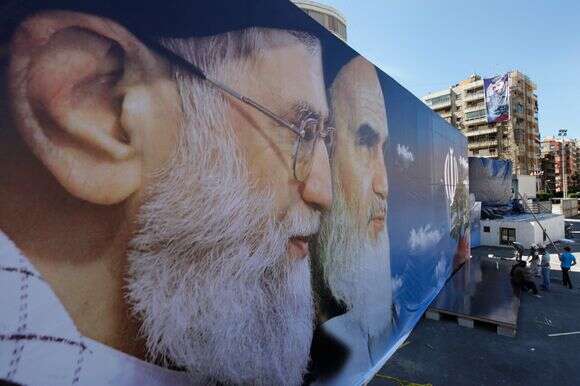 פוסטר של חמינאי וחומייני, לקראת השתתפותו של אחמדיניג'אג בעצרת פתוחה של חיזבאללה בלבנון | AP