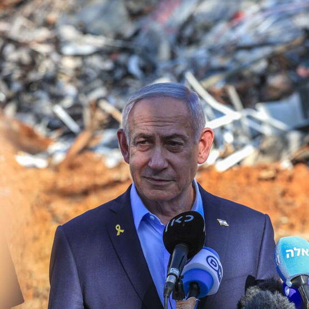 נתניהו בביקור בזירת פגיעת טיל בליסטי שנורה מאיראן | איתי רון / פול נתניהו בביקור בזירת פגיעת טיל בליסטי שנורה מאיראן | איתי רון / פול