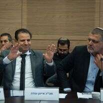 ח"כ איימן עודה בדיון ועדת הכנסת בהדחתו | MK's Ayman Odeh and Avihai Boaron attend a House committee meeting at the Knesset, the Israeli Parliament in Jerusalem on June 24, 2025. Photo by Oren Ben Hakoon/Flash90 *** Local Caption *** אביחי בוארון
איימן עודה
כנסת
יו"ר
ועדת
הכנסת
דיון
הדחה