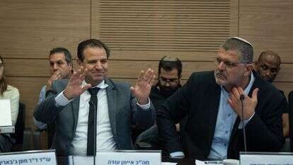 ח"כ איימן עודה בדיון ועדת הכנסת בהדחתו | MK's Ayman Odeh and Avihai Boaron attend a House committee meeting at the Knesset, the Israeli Parliament in Jerusalem on June 24, 2025. Photo by Oren Ben Hakoon/Flash90 *** Local Caption *** אביחי בוארון
איימן עודה
כנסת
יו"ר
ועדת
הכנסת
דיון
הדחה