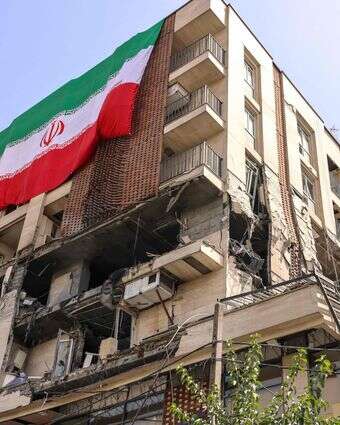 דגל איראן על בניין שנפגע בתקיפה של צה"ל | AFP