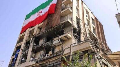 דגל איראן על בניין שנפגע בתקיפה של צה"ל | AFP