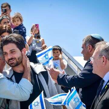 עולים חדשים נוחתים בנתב"ג, 25.6.25 | אבשלום ששוני, פלאש 90