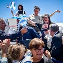 עולים חדשים נוחתים בנתב"ג, 25.6.25 | אבשלום ששוני, פלאש 90