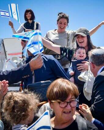עולים חדשים נוחתים בנתב"ג, 25.6.25 | אבשלום ששוני, פלאש 90