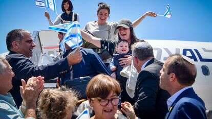 עולים חדשים נוחתים בנתב"ג, 25.6.25 | אבשלום ששוני, פלאש 90