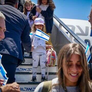 עולים חדשים נוחתים בנתב"ג, 25.6.25 | אבשלום ששוני, פלאש 90