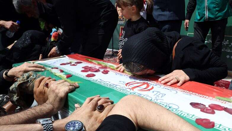 איראנים בוכים על בכירי המשטר שחוסלו על ידי צה"ל | EPA