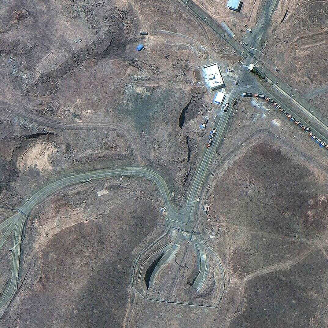 שיירת משאיות ליד מתקן הגרעין בפורדו; תמונת לוויין שצולמה ב־19 ביוני | AFP שיירת משאיות ליד מתקן הגרעין בפורדו; תמונת לוויין שצולמה ב־19 ביוני | AFP