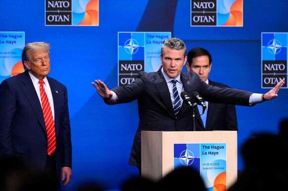 שר ההגנה האמריקאי פיט הגסת', לצד נשיא ארה"ב דונלד טראמפ | AFP