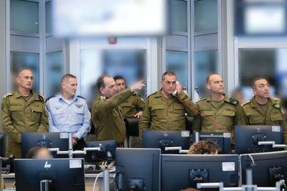 הרמטכ"ל זמיר עם האלופים שלומי בינדר, עודד בסיוק ותומר בר בבור בפתיחת המתקפה באיראן | דובר צה"ל הרמטכ"ל זמיר עם האלופים שלומי בינדר, עודד בסיוק ותומר בר בבור בפתיחת המתקפה באיראן | דובר צה"ל