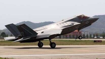 מטוס קרב חמקן אמריקאי מדגם F-35 נוחת בבסיס חיל אוויר בגוואנגג'ו, דרום קוריאה | EPA