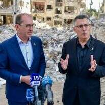 שר הפנים הגרמני אלכסנדר דוברינדט בזירת נפילת הטיל האיראני בבת ים | אבשלום ששוני, פלאש 90