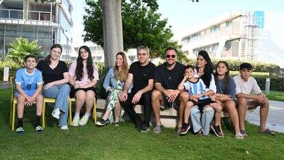 מימין: דנה וגיל בלומנר ושלושת ילדיהם; משמאל: אסף ומוריה וולשטיין ושלושה מילדיהם | יוסי זליגר