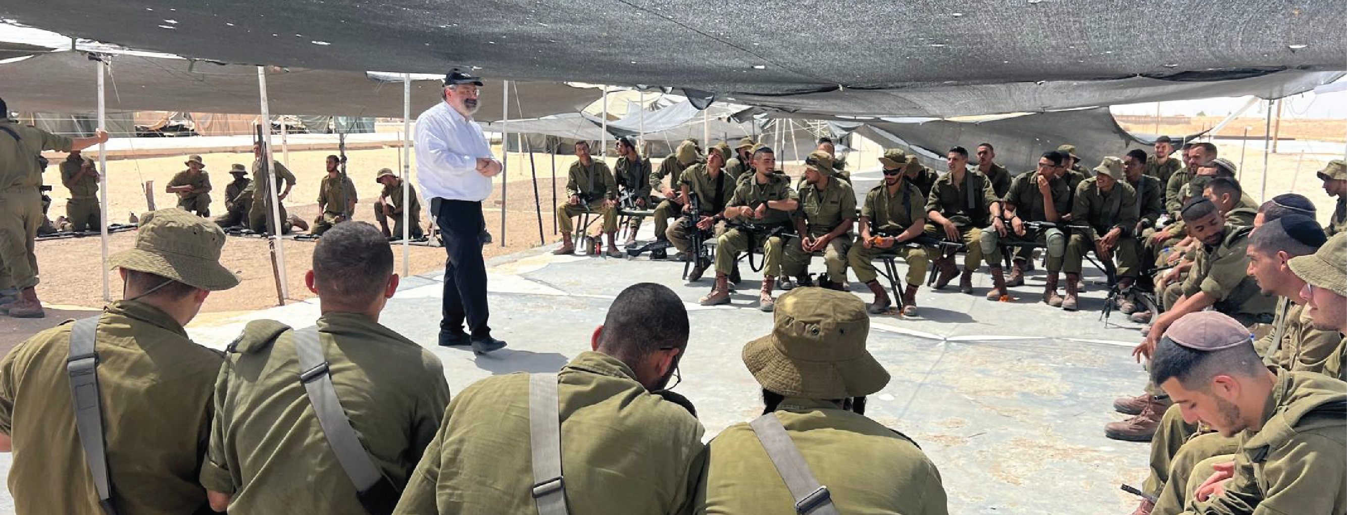 הרב ג'ייקובסון משוחח עם טירונים מגדוד נצח יהודה, מרץ 2024 | באדיבות המרואיין
