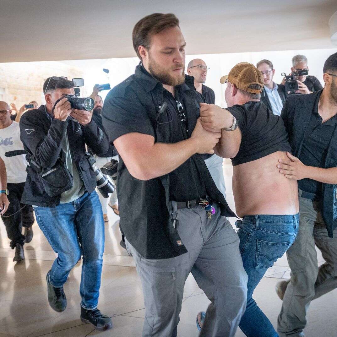 קהל מוצא מהאולם בדיון בג"ץ על מינוי ראש השב"כ | יונתן זינדל, פלאש 90 קהל מוצא מהאולם בדיון בג"ץ על מינוי ראש השב"כ | יונתן זינדל, פלאש 90