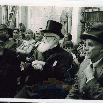 הנחת אבן הפינה בבית הכנסת, 1953 . מימין לשמאל: הרב יעקב שמואל הלוי והרבנים הראשיים הרצוג ועוזיאל | מתוך אוסף הרב מנחם שמואל הלוי, ארכיון התמונות יד יצחק בן צבי