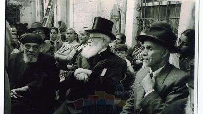 הנחת אבן הפינה בבית הכנסת, 1953 . מימין לשמאל: הרב יעקב שמואל הלוי והרבנים הראשיים הרצוג ועוזיאל | מתוך אוסף הרב מנחם שמואל הלוי, ארכיון התמונות יד יצחק בן צבי