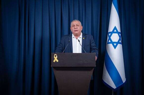 בז לח"כים פורשים שלא מחזירים את המנדט. איזנקוט, השבוע | אריק מרמור - פלאש 90 בז לח"כים פורשים שלא מחזירים את המנדט. איזנקוט, השבוע | אריק מרמור - פלאש 90