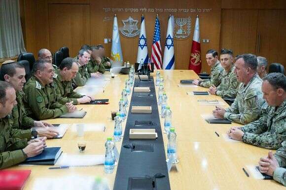 הגנרל מייקל קורילה, מפקד סנטקום, עם בכירי המטה הכללי של צה"ל, אפריל 2025 | חיים אייזנברג הגנרל מייקל קורילה, מפקד סנטקום, עם בכירי המטה הכללי של צה"ל, אפריל 2025 | חיים אייזנברג