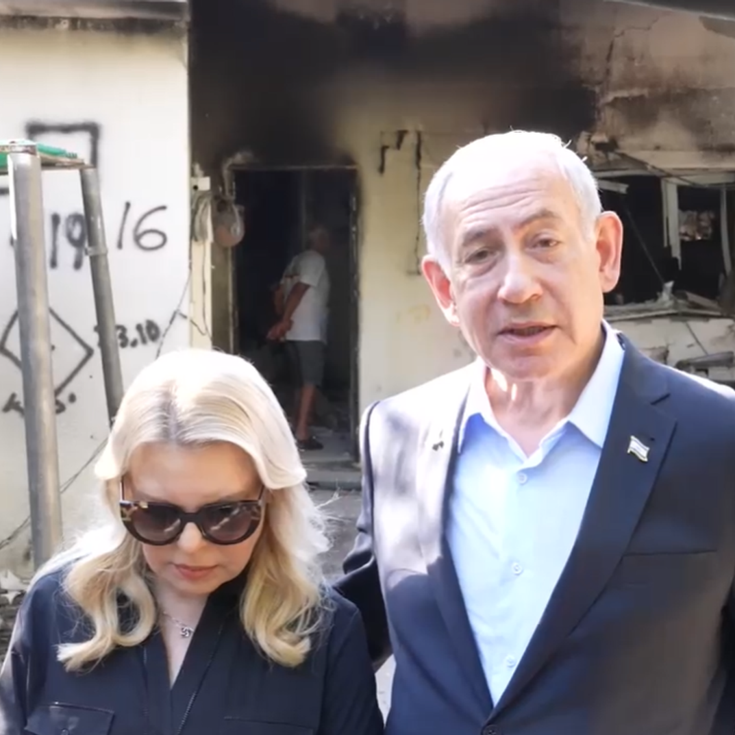 ראש הממשלה נתניהו ורעייתו שרה בניר עוז | צילום מסך: עומר מירון
