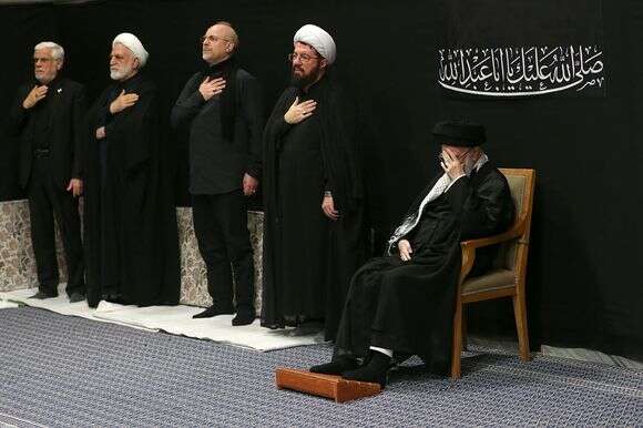 האייתוללה עלי חמינאי (מימין), משתתף בטקס אבל | EPA האייתוללה עלי חמינאי (מימין), משתתף בטקס אבל | EPA