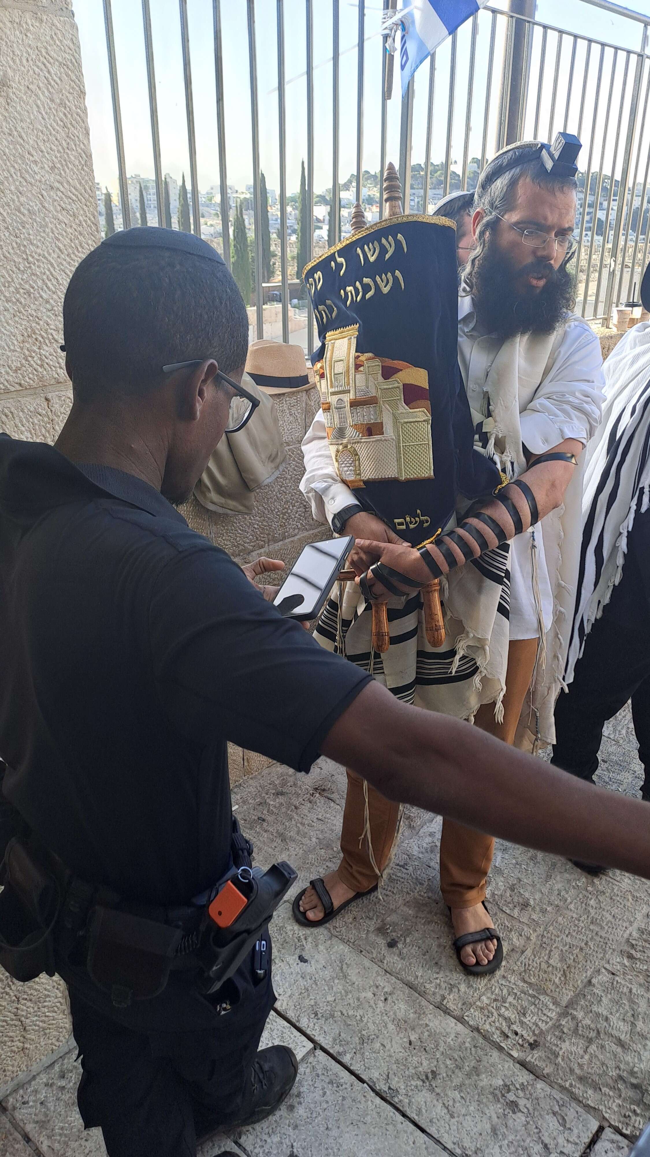משה פואה עם ספר התורה בשער ההר משה פואה עם ספר התורה בשער ההר