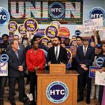 זוהראן ממדאני, מועמד דמוקרטי לראשות העיר, נואם במסיבת עיתונאים שחגגה את ניצחונו בבחירות המקדימות עם מנהיגים וחברי איגודי העובדים של העיר ב-2 ביולי 2025 בניו יורק | AFP זוהראן ממדאני, מועמד דמוקרטי לראשות העיר, נואם במסיבת עיתונאים שחגגה את ניצחונו בבחירות המקדימות עם מנהיגים וחברי איגודי העובדים של העיר ב-2 ביולי 2025 בניו יורק | AFP