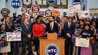 זוהראן ממדאני, מועמד דמוקרטי לראשות העיר, נואם במסיבת עיתונאים שחגגה את ניצחונו בבחירות המקדימות עם מנהיגים וחברי איגודי העובדים של העיר ב-2 ביולי 2025 בניו יורק | AFP זוהראן ממדאני, מועמד דמוקרטי לראשות העיר, נואם במסיבת עיתונאים שחגגה את ניצחונו בבחירות המקדימות עם מנהיגים וחברי איגודי העובדים של העיר ב-2 ביולי 2025 בניו יורק | AFP