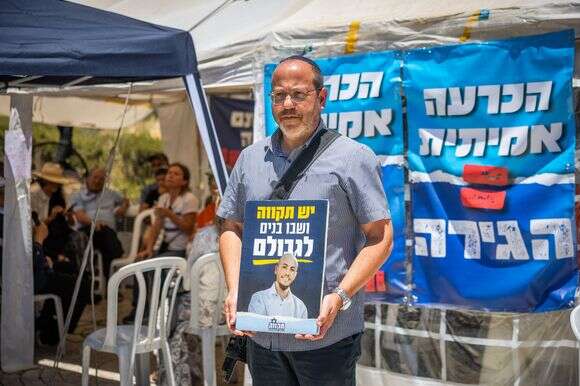צביקה מור ב"מאהל ההכרעה" מול משרד ראש הממשלה | יונתן זינדל, פלאש 90 צביקה מור ב"מאהל ההכרעה" מול משרד ראש הממשלה | יונתן זינדל, פלאש 90