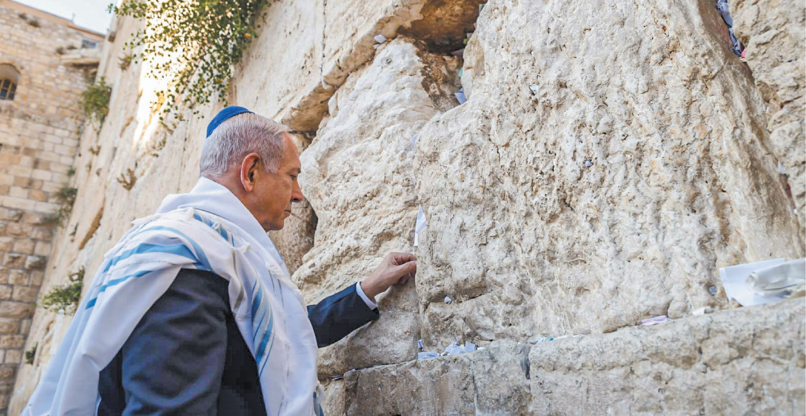 "אני מאמין שחל אצלו שינוי אמוני". נתניהו מתפלל בכותל ערב מבצע "עם כלביא" | זיו קורן - לע"מ "אני מאמין שחל אצלו שינוי אמוני". נתניהו מתפלל בכותל ערב מבצע "עם כלביא" | זיו קורן - לע"מ
