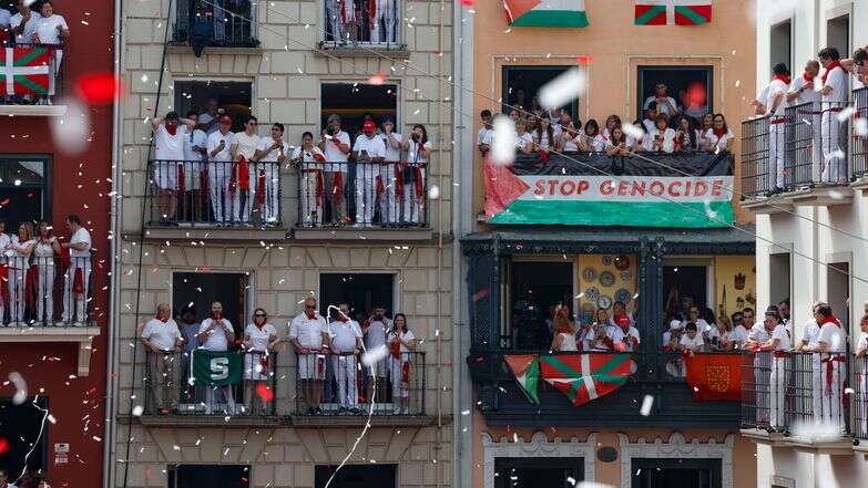 דגלי פלסטין בטקס פתיחת מרוץ השוורים בספרד | EPA