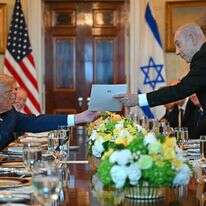 ראש הממשלה בנימין נתניהו מעביר לנשיא ארה"ב דונלד טראמפ את מכתב ההמלצה לוועדת פרס נובל | ANDREW CABALLERO-REYNOLDS / AFP) ראש הממשלה בנימין נתניהו מעביר לנשיא ארה"ב דונלד טראמפ את מכתב ההמלצה לוועדת פרס נובל | ANDREW CABALLERO-REYNOLDS / AFP)