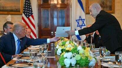 ראש הממשלה בנימין נתניהו מעביר לנשיא ארה"ב דונלד טראמפ את מכתב ההמלצה לוועדת פרס נובל | ANDREW CABALLERO-REYNOLDS / AFP)
