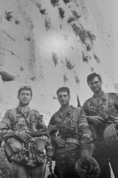 "זכיתי להיות בין הראשונים שהגיעו אל הכותל". מאק (מימין) ביום שחרור ירושלים | ללא "זכיתי להיות בין הראשונים שהגיעו אל הכותל". מאק (מימין) ביום שחרור ירושלים | ללא