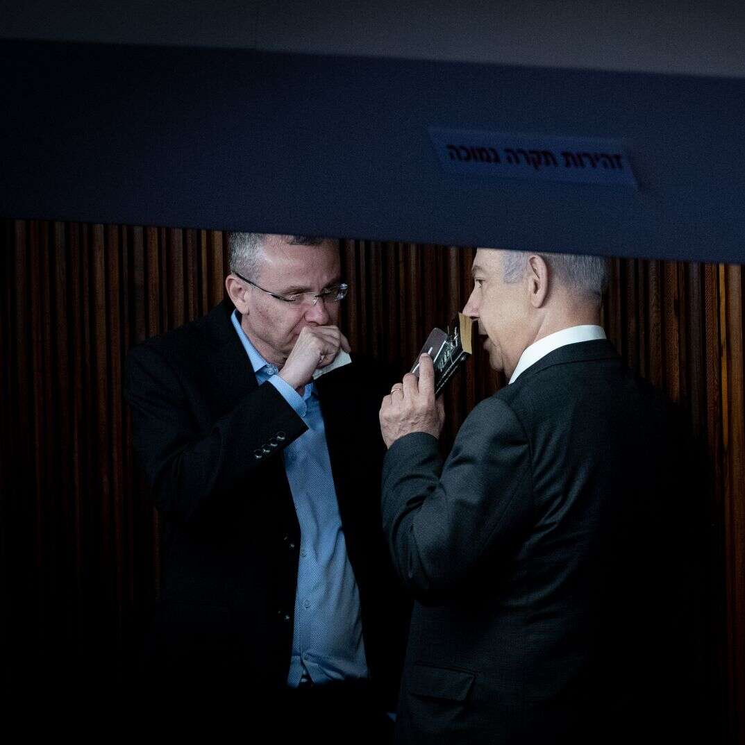 נתניהו עם לוין ב"מטבחון" במליאת הכנסת | יונתן זינדל, פלאש 90 נתניהו עם לוין ב"מטבחון" במליאת הכנסת | יונתן זינדל, פלאש 90