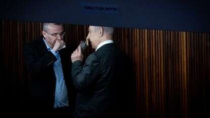 נתניהו עם לוין ב"מטבחון" במליאת הכנסת | יונתן זינדל, פלאש 90