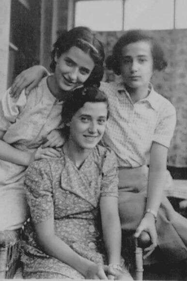 מימין לשמאל: אניטה, מריאנה (יושבת) ורנטה לסקר, 1939 | ללא