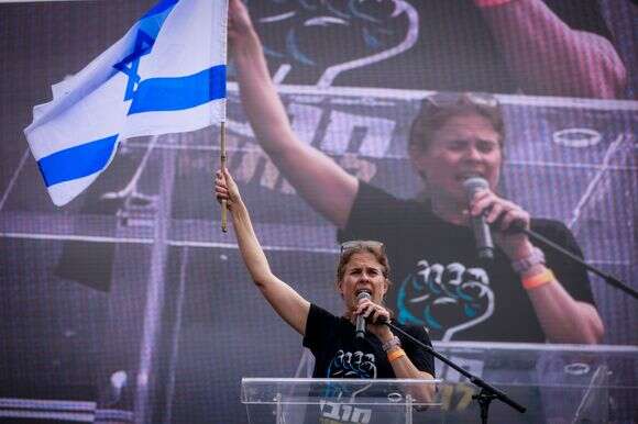 "חשיפתי את בן זוגה נעשתה במסגרת ולמען מילוי תפקידי". שקמה ברסלר בהפגנה נגד הרפורמה המשפטית במרץ 2023 | אריק מרמור, פלאש 90 "חשיפתי את בן זוגה נעשתה במסגרת ולמען מילוי תפקידי". שקמה ברסלר בהפגנה נגד הרפורמה המשפטית במרץ 2023 | אריק מרמור, פלאש 90