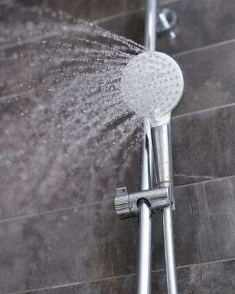 מקלחת | שאטרסטוק