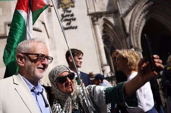 ג'רמי קורבין עם תומכת פרו פלסטינית | EPA/NEIL HALL ג'רמי קורבין עם תומכת פרו פלסטינית | EPA/NEIL HALL