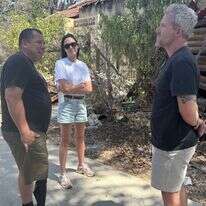 גל גדות ובעלה עם אבידע בכר בסיור בקיבוץ בארי | מתוך עמוד האינסטגרם של ניב עשת כהן