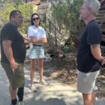 גל גדות ובעלה עם אבידע בכר בסיור בקיבוץ בארי | מתוך עמוד האינסטגרם של ניב עשת כהן