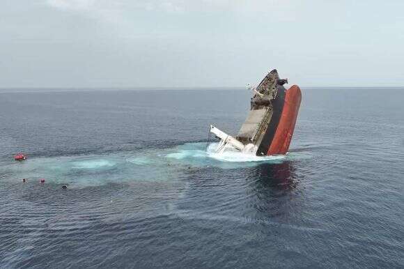 צילום מסך מסרטון שפרסם מרכז התקשורת הצבאי החות'ים ב-9 ביולי 2025 מראה את אוניית התכולה אטרניטי C, הנושאת דגל ליבריה, טובעת לאחר שהותקפה בים סוף מול עיר הנמל חודידה, תימן | EPA