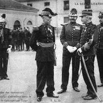 דרייפוס (שני מימין) לאמר שקיבל את עיטור לגיון הכבוד | AFP