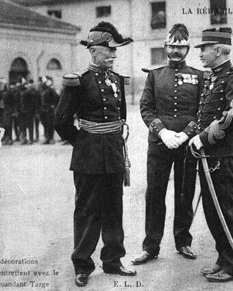 דרייפוס (שני מימין) לאמר שקיבל את עיטור לגיון הכבוד | AFP