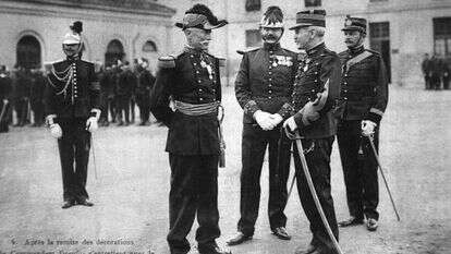 דרייפוס (שני מימין) לאמר שקיבל את עיטור לגיון הכבוד | AFP