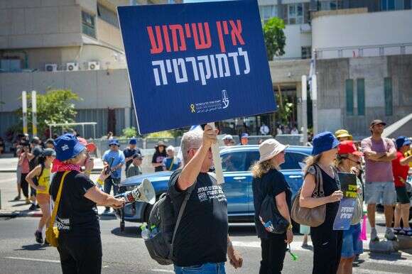 הפגנה נגד פיטורי היועמ"שית בתל־אביב, השבוע | אבשלום ששוני, פלאש 90
