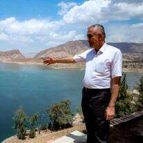 מנהל סכר באזור כורדיסטן האיראנית מראה את הירידה הדרסטית במפלס המים, יוני 25' | AFP